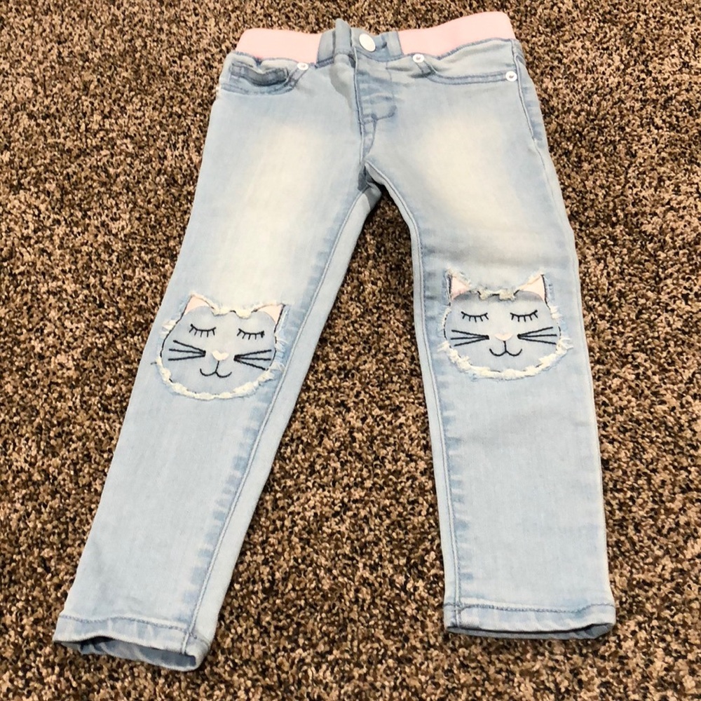 Jeans with kitten knees